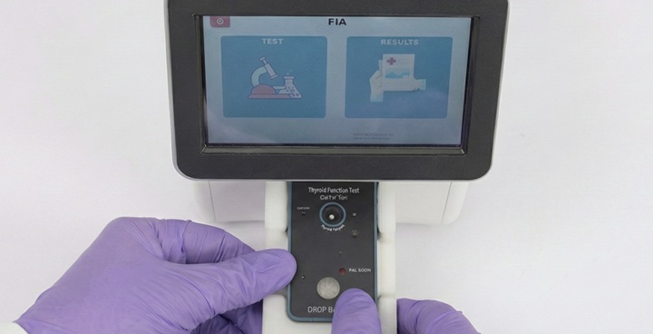 μFluidix workflow step 2 — load cartridge into analyzer